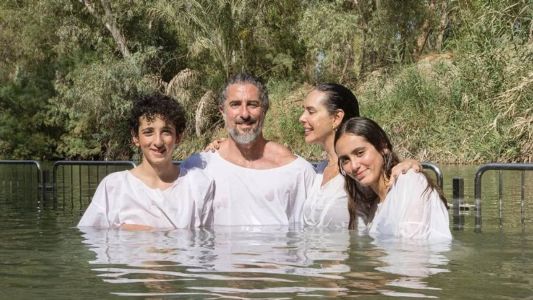 Batismo foi realizado nas águas do Rio Jordão, em Israel