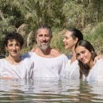 Marcos Mion é batizado junto com a família no Rio Jordão 