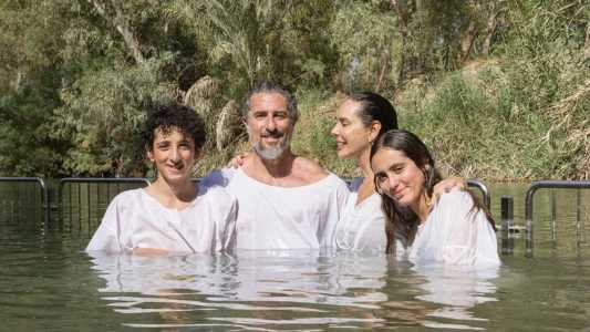 Batismo foi realizado nas águas do Rio Jordão, em Israel