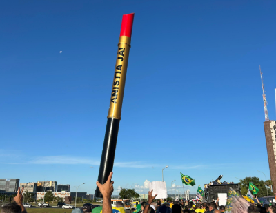 Batom é símbolo em manifestação pró-Anistia em Brasília