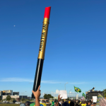Batom é símbolo em manifestação pró-Anistia em Brasília