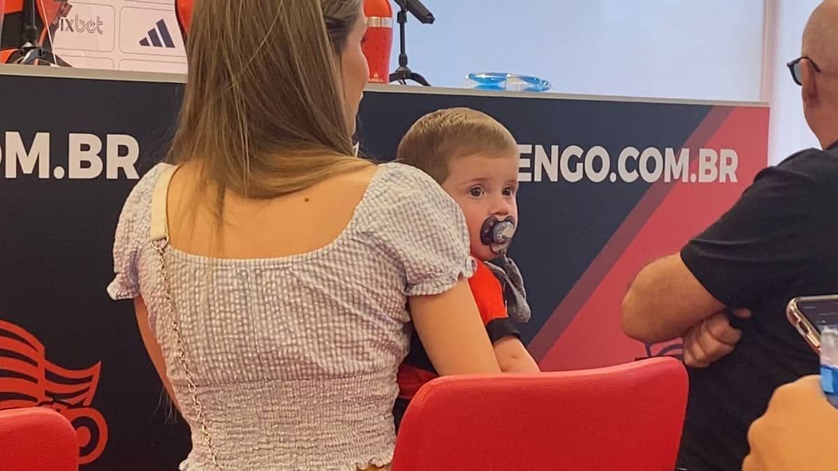 Bauti, filho de Rossi, rouba a cena em apresentação do goleiro no Flamengo; assista 