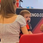 Bauti, filho de Rossi, rouba a cena em apresentação do goleiro no Flamengo; assista 