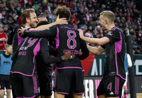 Bayern de Munique vence Augsburg na Bundesliga e segue na caça ao líder Leverkusen