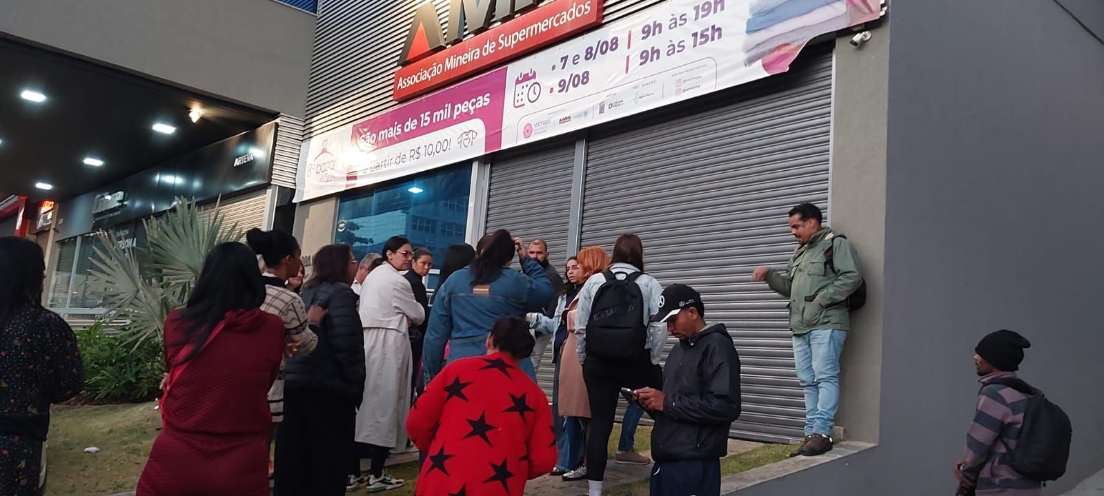 ‘Bazar do Bem’ da Amis: pessoas enfrentam o frio e dormem na fila para comprar roupas a partir de R$ 10