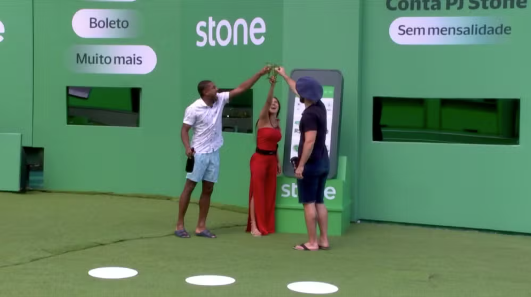 Finalistas do BBB 24 celebram valor do prêmio com champanhe