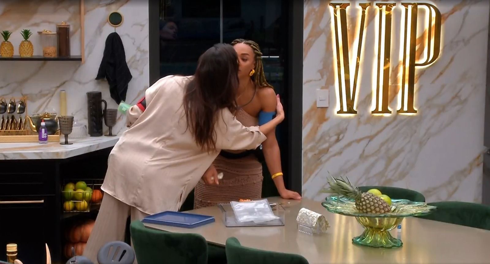 BBB 25: após noite de dinâmica, Vitória Strada e Aline se divertem: 'Achei que ia rolar um beijo profundo'