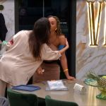 BBB 25: após noite de dinâmica, Vitória Strada e Aline se divertem: 'Achei que ia rolar um beijo profundo'