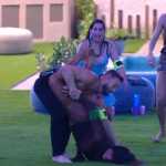 BBB 25: De fio dental, Gracyanne se desequilibra em brincadeira com Diego Hypolito e cai de cara no chão