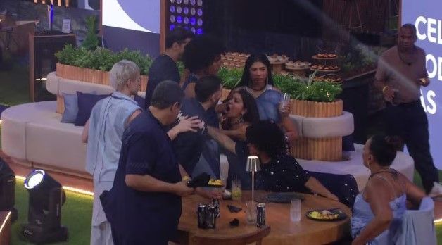Clima esquenta entre Gabriela e Marcelo durante a madrugada no BBB 26: 'Mosca morta'
