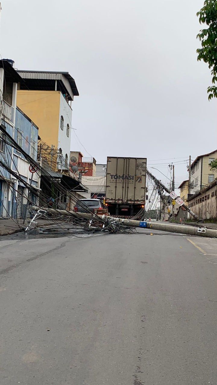 Queda de postes em Contagem expõe risco de fiação solta e falta de regra municipal