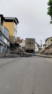 Fiação foi arrastada por caminhão e provocou queda de dois postes sobre veículos