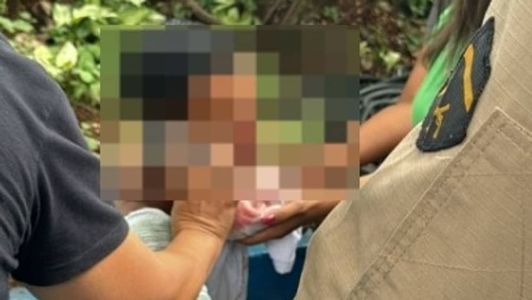 A vítima foi esfaqueada no braço, sofreu uma fratura no nariz e um corte no lábio