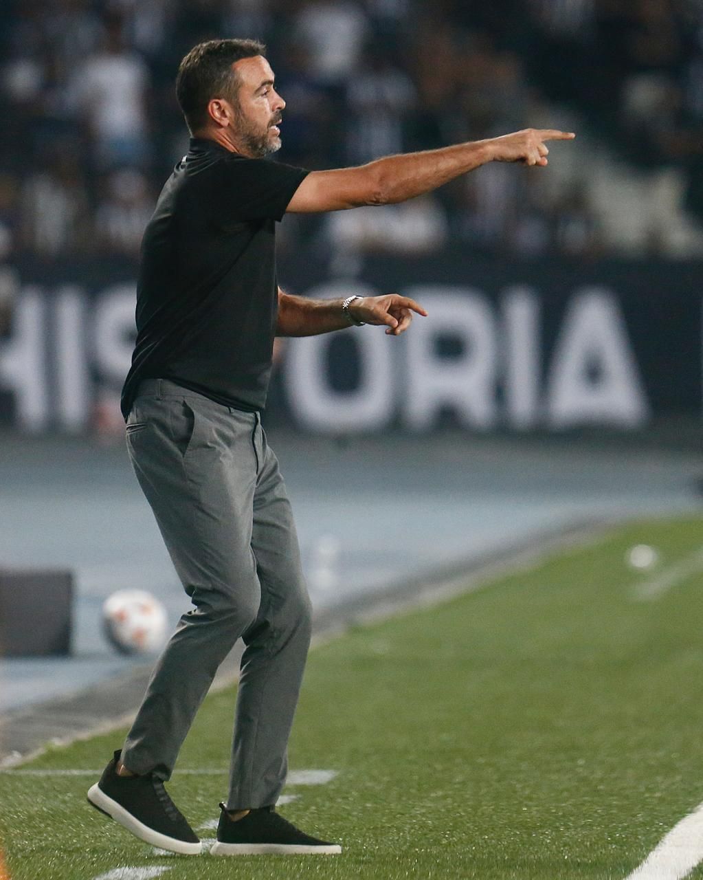 Artur Jorge projeta disputa por vaga do Botafogo fora de casa