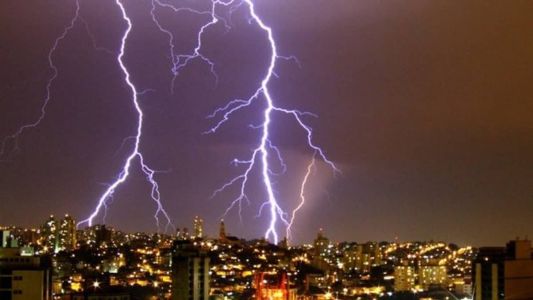 Segundo o professor de geografia Lucas Oliveira, este ano o verão será marcado por calor e pancadas de chuva fortes
