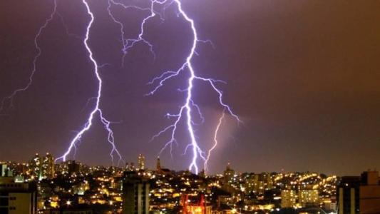 Segundo o professor de geografia Lucas Oliveira, este ano o verão será marcado por calor e pancadas de chuva fortes