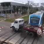 Vídeo: trem atropela caminhão e deixa três pessoas feridas na Argentina
