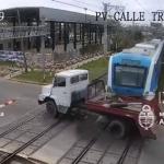 Vídeo: trem atropela caminhão e deixa três pessoas feridas na Argentina