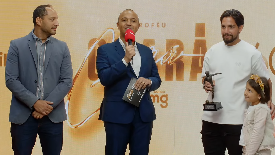 Troféu Guará Bmg: destaque em ano de queda do América, Benítez celebra premiação