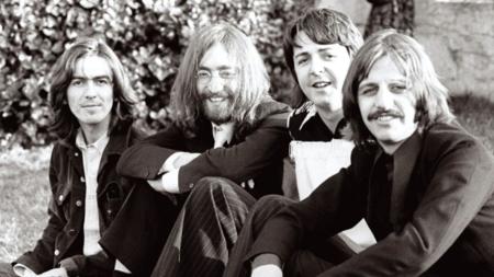 Foto mostra The Beatles durante ensaio fotográfico no fim da década de 1960