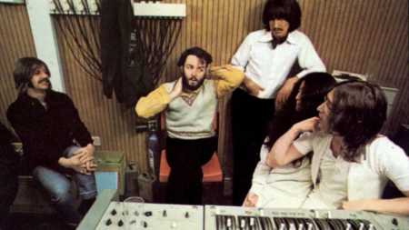 Foto mostra Beatles e Yoko Ono em estúdio