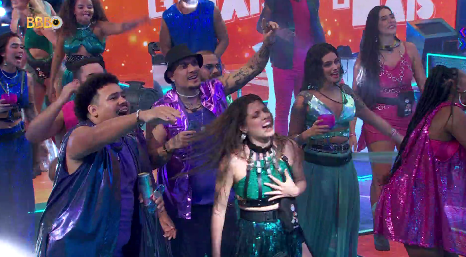 BBB 24: Beatriz diverte web com dança 'maluca' na festa; vídeo