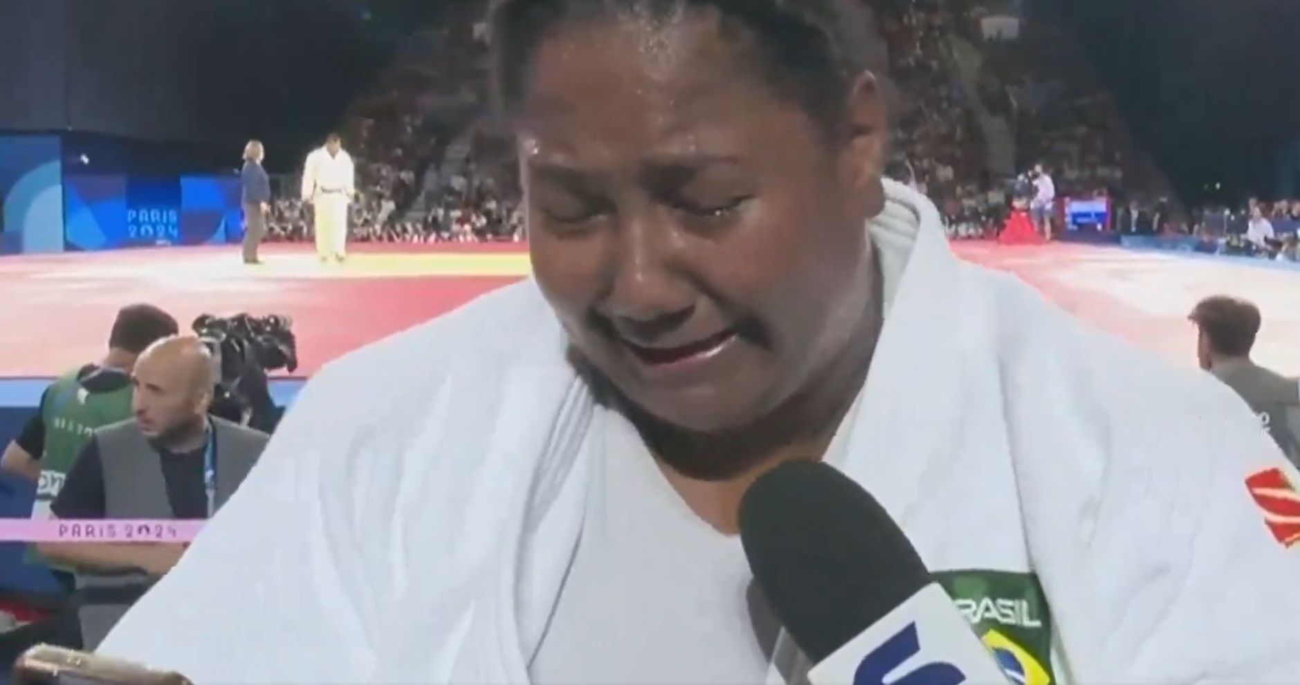 Após ouro no judô, Beatriz Souza chora de emoção ao ver pai e mãe