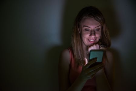 Mulher com celular na mão