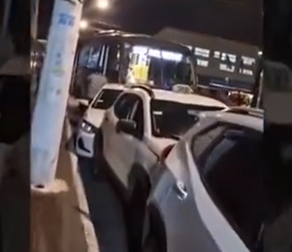 Mulher bêbada é presa após tomar direção de ônibus e bater em táxis parados, em SP