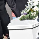 Bêbado invade funeral, quebra garrafa e arranja confusão em velório em Minas