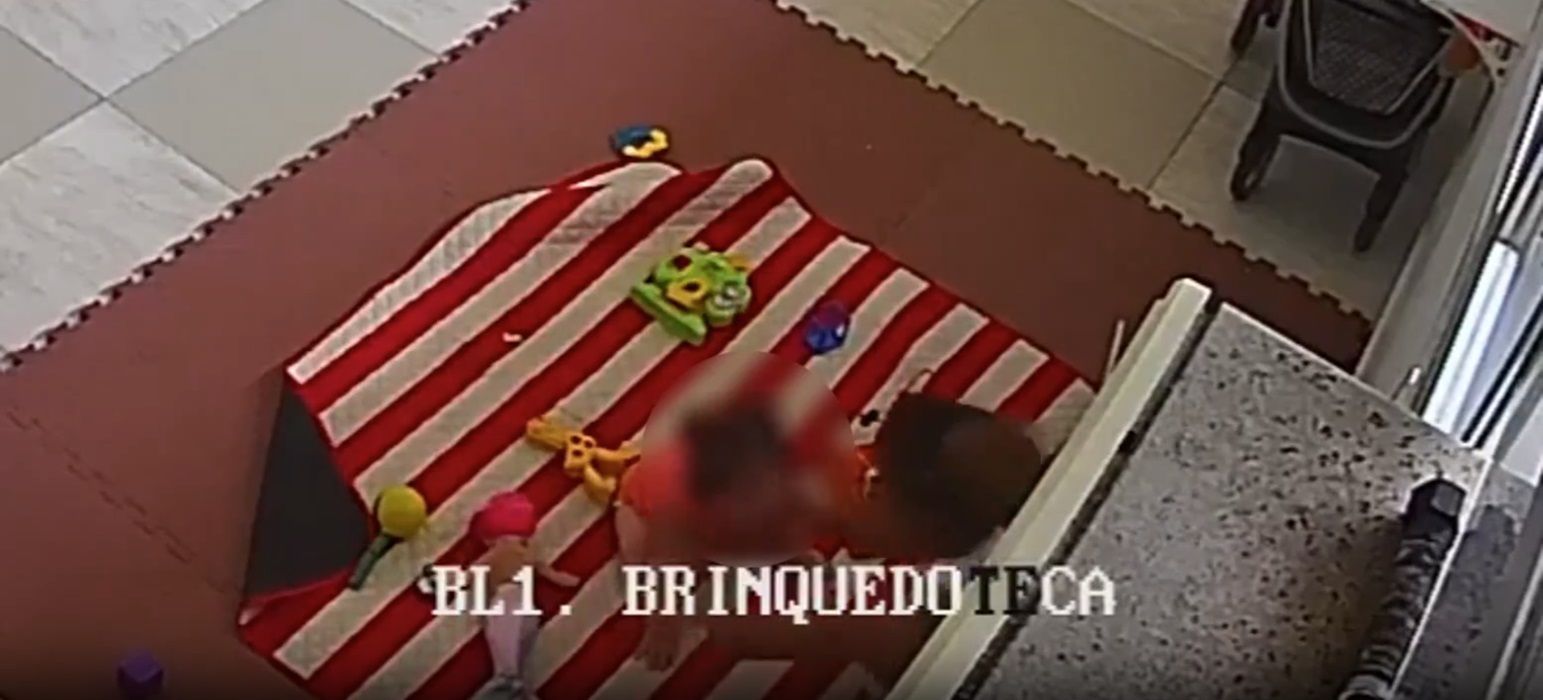 Vídeo: babá é presa após ser filmada agredindo bebê de 8 meses no Rio