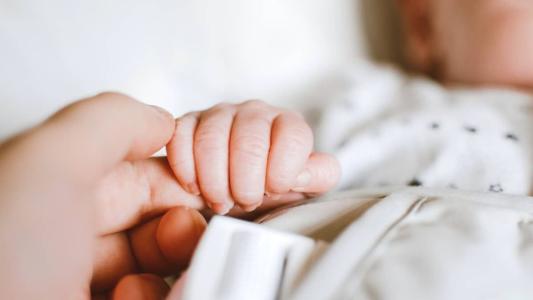 Bebê de 10 meses está sob guarda do pai, que trabalha e precisa deixá-lo na creche