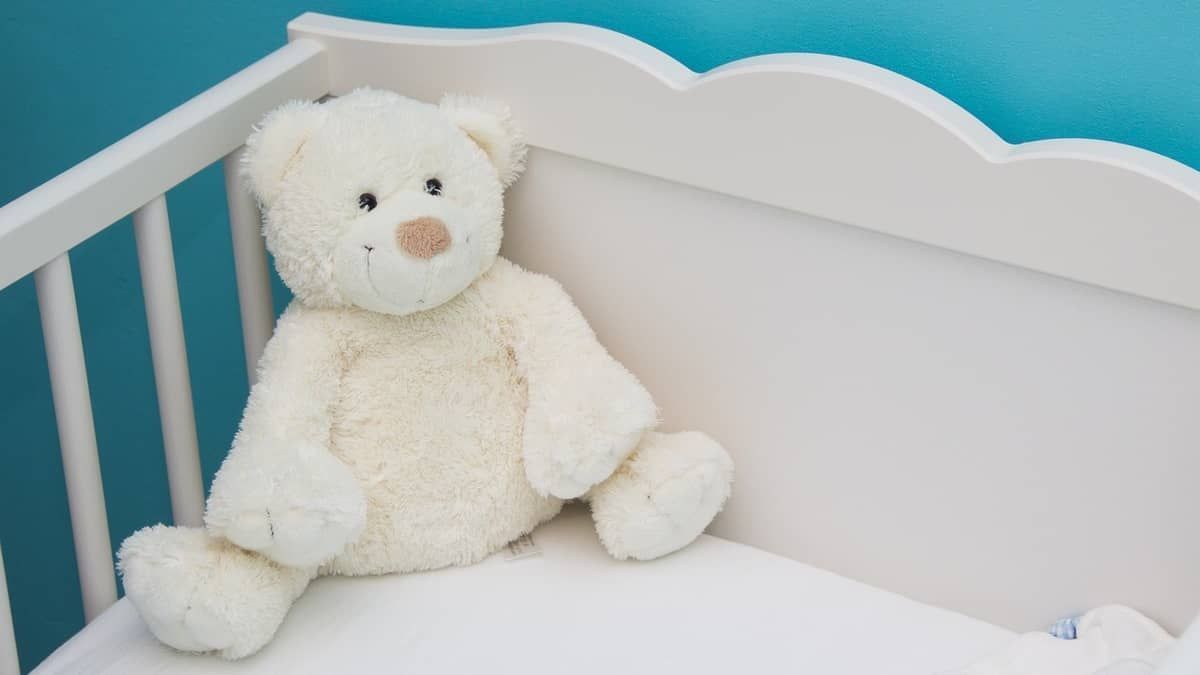 Bebê de um ano acorda durante a madrugada e sai de casa sozinho em SC