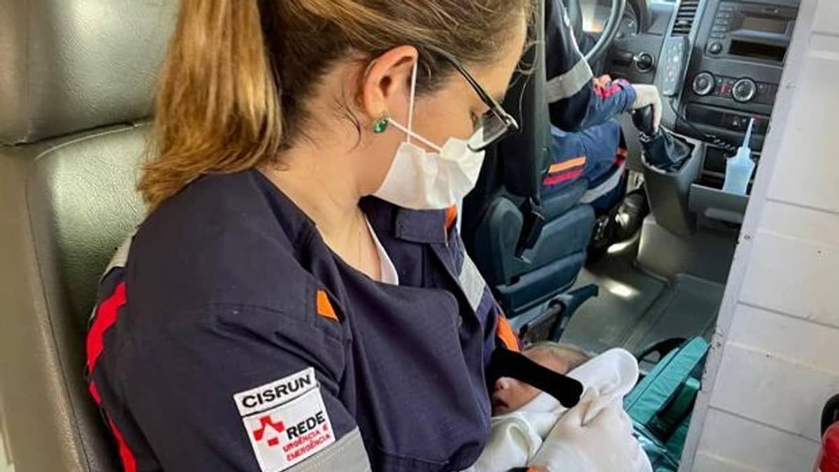Bebê engasga com próprio vômito, fica sem respirar e é salvo por equipe do Samu  