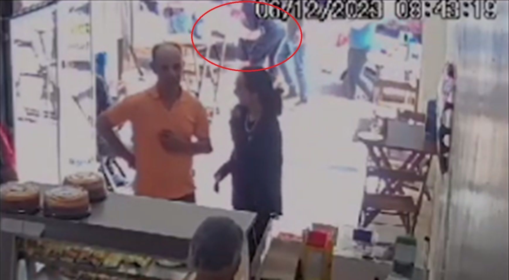 Vídeo: policial interrompe lanche para salvar recém-nascido engasgado no DF