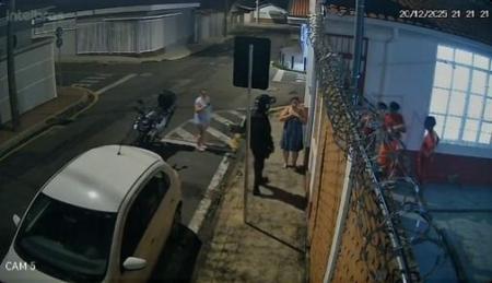 Bebê foi levado pela mãe e avó até o quartel dos bombeiros