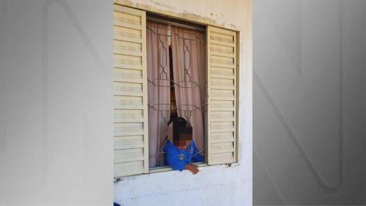 Bebê fica preso em grade de janela e precisa ser resgatado por bombeiros em Goiás.