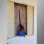 Bebê fica preso em grade de janela e precisa ser resgatado por bombeiros em Goiás