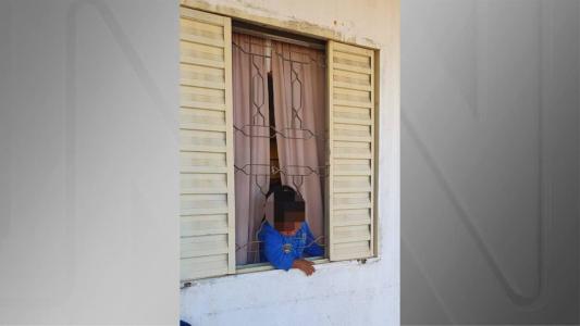 Bebê fica preso em grade de janela e precisa ser resgatado por bombeiros em Goiás.