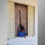 Bebê fica preso em grade de janela e precisa ser resgatado por bombeiros em Goiás