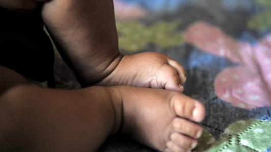 Bebê foi acertado por pedra lançada por tio
