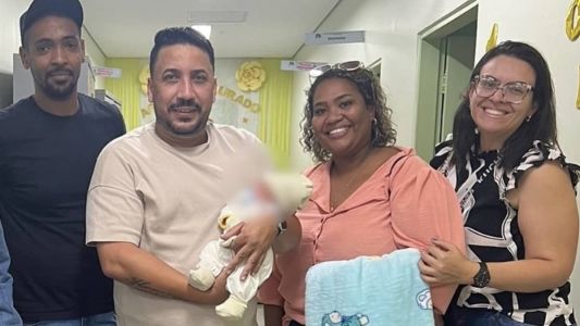 Bebê foi adotado pelos tios maternos após ser abandonado em Ribeirão das Neves