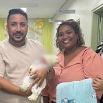 Bebê abandonado pela mãe em sacola na Grande BH é adotado pelos tios 