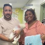 Bebê abandonado pela mãe em sacola na Grande BH é adotado pelos tios