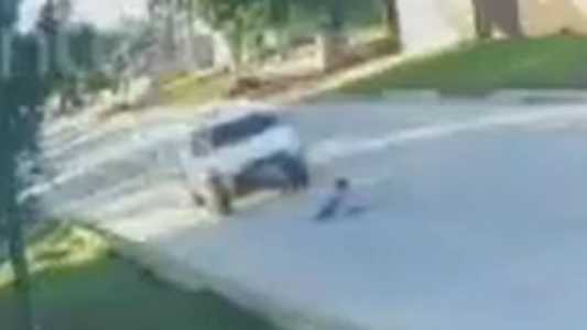 Bebê foi atropelado ao atravessar a rua engatinhando