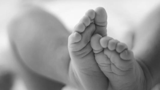 Bebê foi levado para a casa de uma família acolhedora, onde ficará até que a Justiça decida sobre o caso