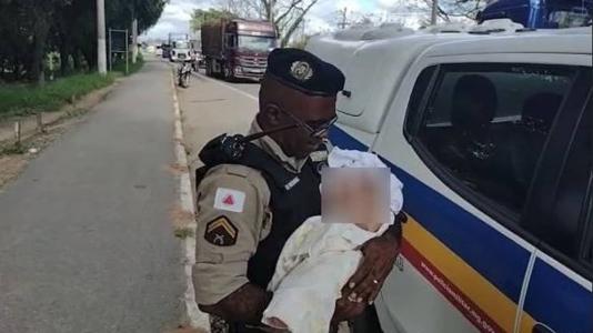 Bebê foi resgatado pela PM sem ferimentos, e entregue novamente à mãe