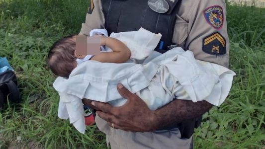Bebê foi resgatado por militares e entregue aos cuidados da mãe