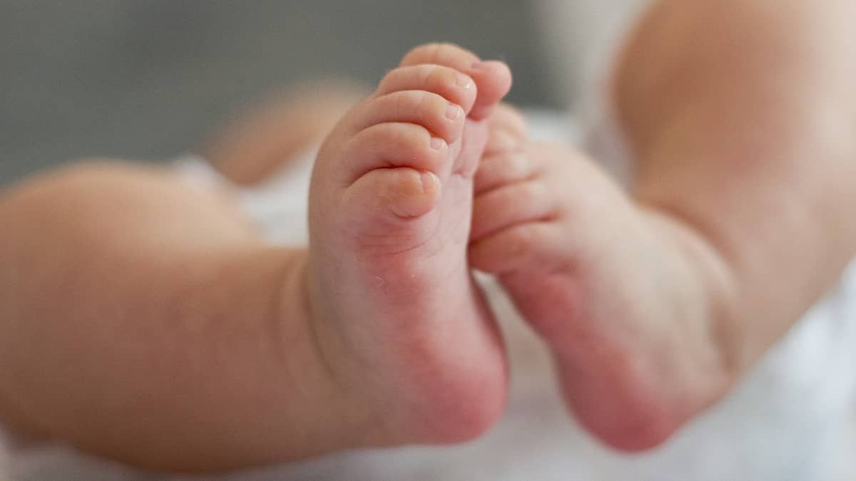 Recém-nascido é encontrado morto após dormir na mesma cama dos pais em Minas