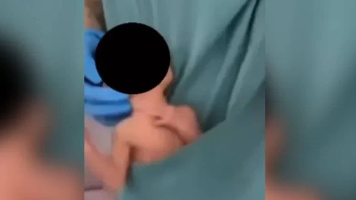 Recém-nascido colocado em bolso de jaleco para ‘dancinha’ em hospital segue internado